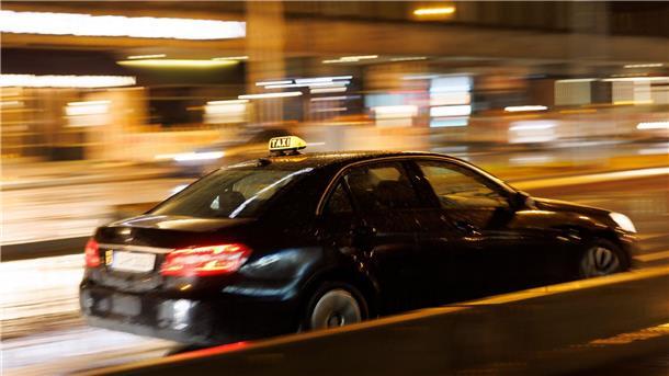 Baden-Württemberg war Vorreiter in Sachen freie Taxi-Farbe: hier ein schwarzes Taxi in Stuttgart. (Archivbild)
