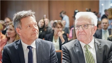 Baden-Württembergs Ministerpräsident Winfried Kretschmann (r) setzt für die Bundestagswahl auf Vize-Kanzler Robert Habeck als Spitzenkandidat (Archivbild).