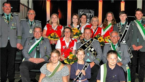 Badenstedts Schützenpräsident Jan Viets (links) präsentiert das neue Königshaus um Schützenkönig Matthias Dittmer