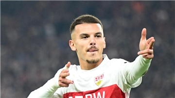 Badredine Bouanani durfte über sein Tor für den VfB Stuttgart jubeln - dank einer Vorlage von Torwart Alexander Nübel. 
