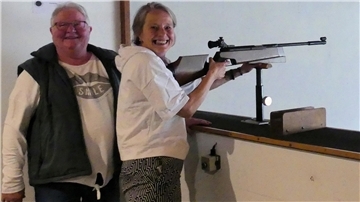 Bärbel Korff (links) und Sandra Albers beim Schießen auf den Holzadler.