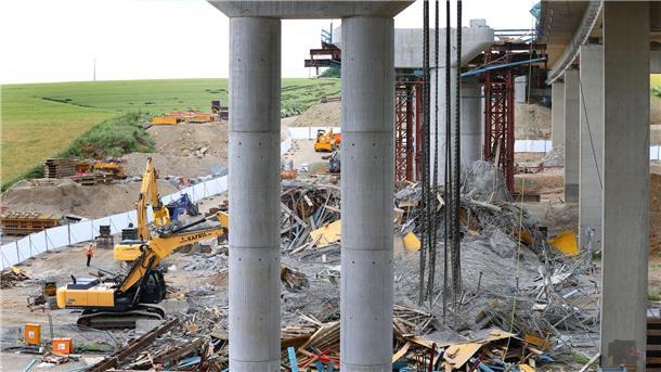 Zwei Haftstrafen und ein Freispruch nach Brückeneinsturz Bagger ziehen an der eingestürzten Talbrücke Schraudenbach ziehen herabgestürzte Teile auseinander.