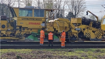 Bahn-Mitarbeiter untersuchen nach dem Unfall die Leitung in Langenhagen.