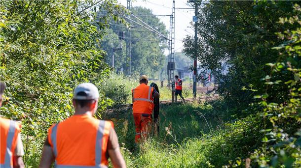 Hamburg: Mutmaßlicher Brandanschlag sorgt für Zugausfälle Bahnarbeiter an den Gleisen im Stadtteil Allermöhe.