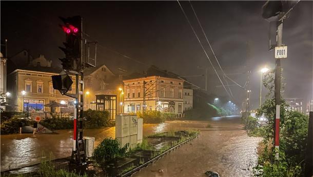 Bahnstrecken in NRW stehen unter Wasser.