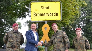 Bald auch in Bremerhaven? Bremervörde ist Partnergemeinde der Luftlandesanitätskompanie Seedorf und hat daher gelbe Schleifen an den Ortseingangsschildern befestigt. Sie mussten später wieder entfernt werden.