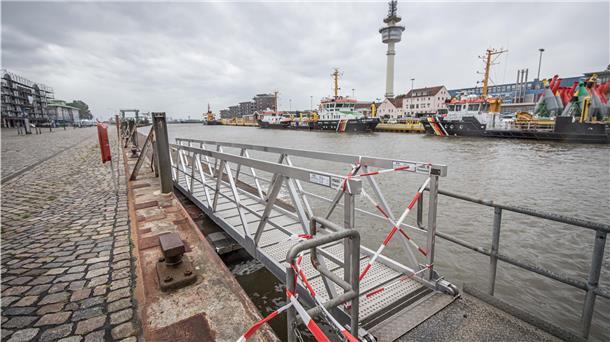 Bald kommt auch das Flatterband ab: Der Sportbootanleger an der Südspitze der Geeste wartet auf Tagestouristen. In dieser Woche wurde die Steganlage wieder an der gewohnten Stelle festgemacht. Maritime Tagestouristen können also wieder unkompliziert die Stadt besuchen. 