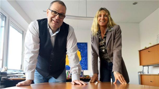 Bald ziehen sie wieder an einem Strang - nun aber im Kreishaus in Cuxhaven: Landrat Thorsten Krüger (SPD) und seine Referentin Britta Murawski.