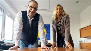 Bald ziehen sie wieder an einem Strang - nun aber im Kreishaus in Cuxhaven: Landrat Thorsten Krüger (SPD) und seine Referentin Britta Murawski.