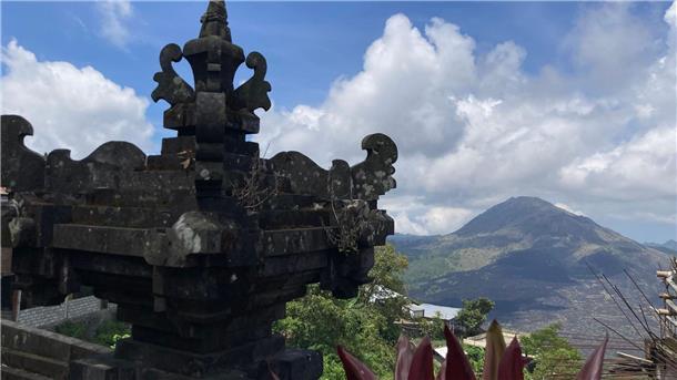 Touristen und heilige Berge: Bali kämpft um seine Würde Bali ist die einzige Insel Indonesiens, die überwiegend hinduistisch geprägt ist. Der Glaube und die Kultur der Einwohner sind einzigartig und sehr komplex.