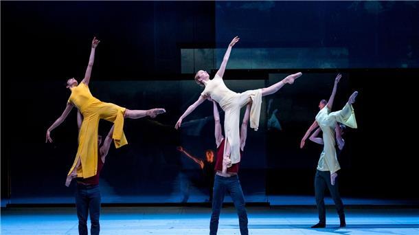 John Neumeier verabschiedet sich vom Hamburg Ballett Balletttänzer Tänzerinnen und Tänzer führen in der Hamburger Staatsoper das Stück „Epilog“ von John Neumeier auf.