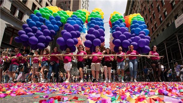 Hunderttausende bei Pride-Paraden in den USA Ballonbögen in Regenbogenfarben bei der  NYC Pride Parade.