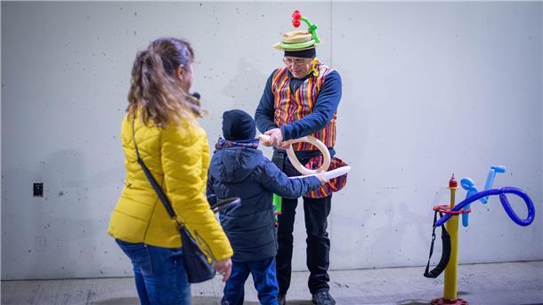 Bremerhaven feiert seinen Hafentunnel: Die schönsten Bilder von der Eröffnung Ballonkünstler Carsten Rugmann sorgte für Unterhaltung.