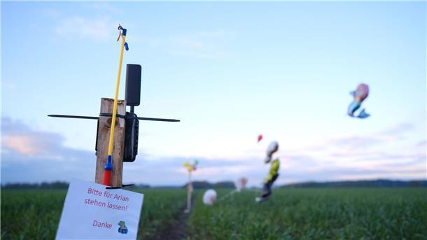 Suche nach Arian: Süßigkeiten und Ballons im Wald aufgehängt Ballons, Süßigkeiten und eine Wildkamera stehen auf einem Feld bei Bremervörde. Von dem vermissten sechs Jahre alten Jungen aus dem niedersächsischen Bremervörde fehlt noch immer jede Spur.