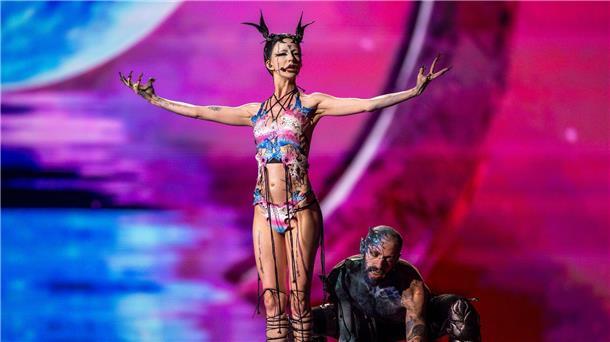 Bambie Thug aus Irland beim ersten Halbfinale des Eurovision Song Contest (ESC) 2024 in der Malmö Arena.