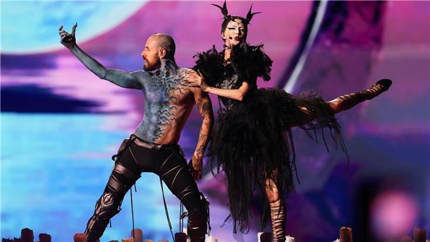 ESC-Finale hat begonnen: Pfiffe für Israel Bambie Thug (r) aus Irland mit dem Titel „Doomsday Blue“ auf der Bühne beim Finale des Eurovision Song Contest 2024.