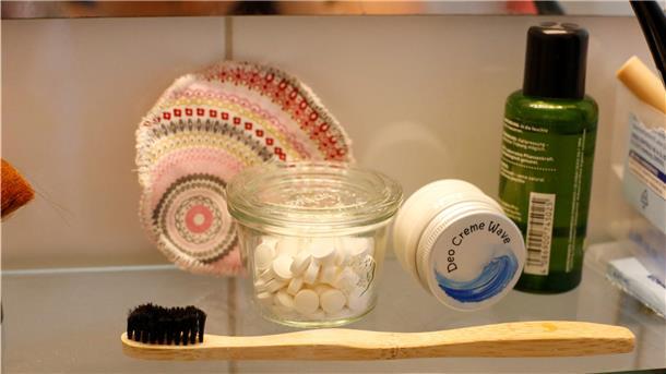 Bambuszahnbürste, Zahnputztabletten, wiederverwendbares Abschminkpad: Im Badezimmer gibt es viel Potenzial, auf Plastik zu verzichten.