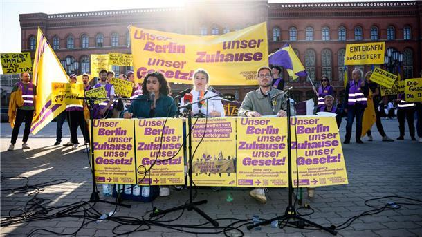 Bana Mahmood (l-r), Veza Clute-Simon und Achim Lindemann von der „Initiative Deutsche Wohnen & Co enteignen“ bei der Pressekonferenz vor dem Roten Rathaus in Berlin.