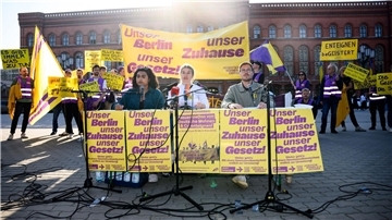 Bana Mahmood (l-r), Veza Clute-Simon und Achim Lindemann von der „Initiative Deutsche Wohnen & Co enteignen“ bei der Pressekonferenz vor dem Roten Rathaus in Berlin.