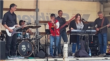 Band Beyond Heaven spielt auf der Bühne.