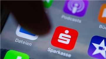 Bankgeschäfte online sogar vom Smartphone aus - das gefällt vielen Kundinnen und Kunden. Doch es geht auch ohne Online-Unterstützung. Das ist unter Umständen teurer.