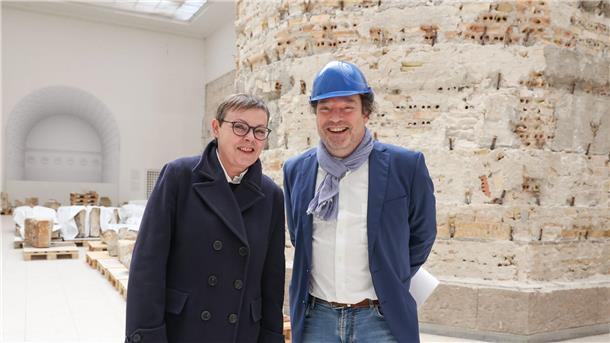 Barbara Große-Rhode (l), Referatsleiterin im Bundesamt für Bauwesen und Raumordnung, und Stefan Weber, Direktor des Museums für Islamische Kunst, im Pergamonmuseum.