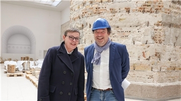 Barbara Große-Rhode (l), Referatsleiterin im Bundesamt für Bauwesen und Raumordnung, und Stefan Weber, Direktor des Museums für Islamische Kunst, im Pergamonmuseum.
