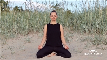 Barbara Ornowska bietet Yoga-Kurse an, die sich nach den Mondphasen richten.