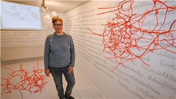 Barbara Schmitz-Becker lässt sich meist von der Natur inspirieren. Bei ihrem Aufenthalt im Wilke-Atelier war das anders, da benutzte sie Schlagzeilen aus der NORDSEE-ZEITUNG für ihr Projekt.