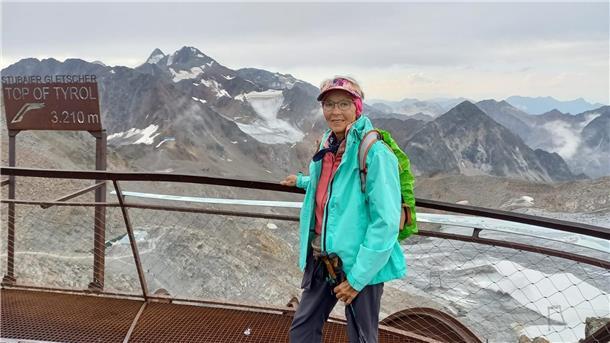 Frau in Wanderausrüstung vor Berggipfeln