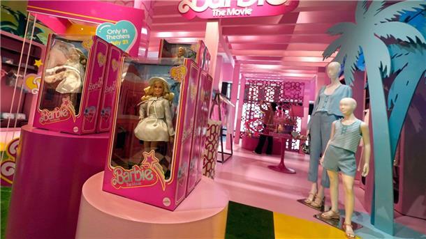 Mattel setzt auf Verkaufsschub durch „Barbie“-Film Barbie-Artikel werden in einer speziellen Abteilung bei Bloomingdale’s in New York ausgestellt.