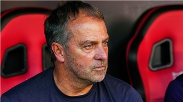 Barcelonas Cheftrainer Hansi Flick muss nun doch nicht mit seinem Team nach Florida. (Archivbild)
