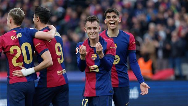 Ex-Leipziger Olmo führt Barcelona zurück an Tabellenspitze Barcelonas Spieler bejubeln das 2:0.