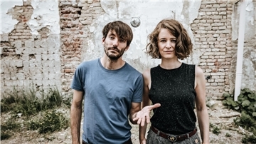 Barden für die Neuzeit: Lucie Mackert und Peter Fischer machen am 9. März sprachverliebtes Kabarett. Und nicht nur das. Dieses Zwei-Personen-Orchester liefert auch jede Menge Ohrwürmer.