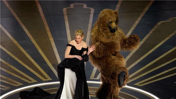 „Im Westen nichts Neues“ gewinnt vier Oscars Barenstärker Auftritt von Elizabeth Banks (Regie: „Cocaine Bear“) - sie präsentiert den Preis für die besten visuellen Effekte.