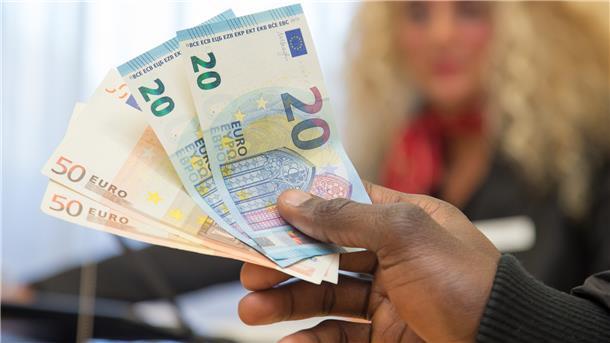 Bargeld am Schalter wird es auf mittlere Sicht bei den meisten Finanzinstituten nicht mehr geben.