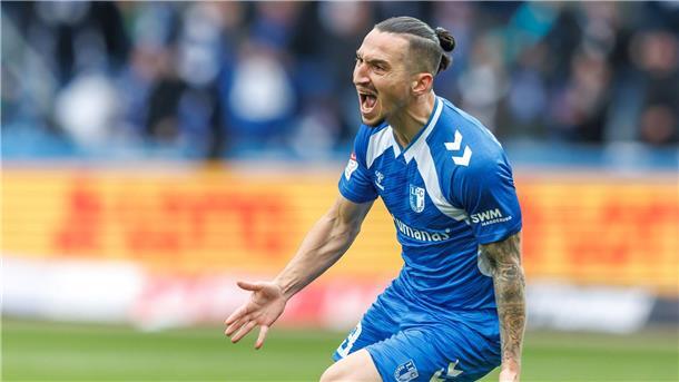 Schlusslicht Magdeburg holt gegen Münster ersten Heimsieg Baris Atik (1. FC Magdeburg) jubelt nach einem Tor. Durch Abseitsposition wird es nach VAR nicht anerkannt.
