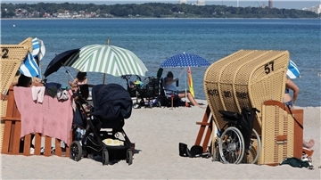 Nordseetourismus: So entwickeln sich die Besucherzahlen und das sind Trends Zwei Strandkörbe am Strand mit einem Rollstuhl und einem Kinderwagen.