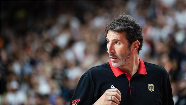 Basketball-Bundestrainer Alex Mumbru kehrt im EM-Achtelfinale zurück.