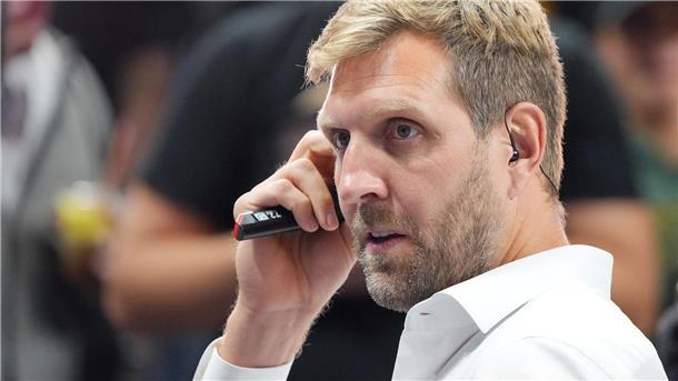 „Bisschen reinbeißen“: Nowitzki hat wieder einen festen Job Basketball-Ikone Nowitzki wird künftig häufiger das Mikrofon in der Hand haben. (Archivbild)