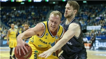 Basketball-Profi Fabian Bleck (rechts), hier mit Albas Luke Sikma, kann gut mit seinem Diabetes leben.