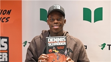 Basketball-Star Dennis Schröder signiert in Hamburg sein Kinderbuch für Fans. 