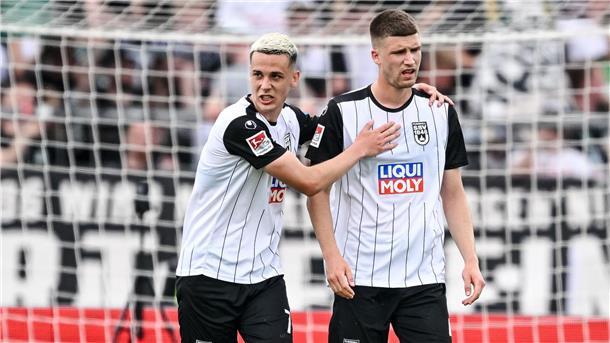 Sieg in Unterzahl: Hannover vergrößert Ulmer Abstiegssorgen Bastian Allgeier versucht Tom Gaal nach seinem Eigentor aufzumuntern.