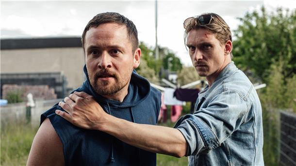 Neuer „Tatort“ aus Saarbrücken: „Die Kälte der Erde“ Bastian Barthel (l, Lorris Andre Blazejewski) wird von Adam Schürk (Daniel Sträßer) vorläufig festgenommen.