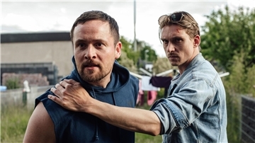 Bastian Barthel (l, Lorris Andre Blazejewski) wird von Adam Schürk (Daniel Sträßer) vorläufig festgenommen.