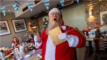 Bastian Kluth, einer der Teilnehmer der Weihnachtsmann-Schulung, zeigt sein Kostüm.