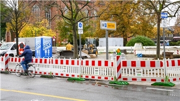 Bauarbeiten in der Innenstadt haben begonnen: Hinter der Großen Kirche wird der Park/Spielplatz Prager Straße gebaut,