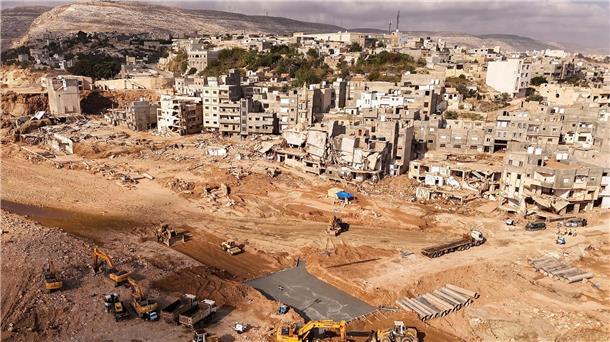 Katastrophe um Katastrophe: Sorge vor Krankheiten in Libyen Bauarbeiter errichten eine Brücke zwischen dem östlichen und dem westlichen Teil von Darna, die durch den Dammbruch nach den jüngsten Überschwemmungen durch den Mittelmeersturm „Daniel“ geteilt wurden.
