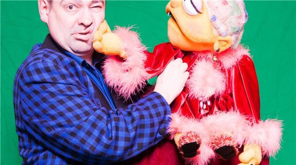 Bauchredner Sören aus Dörverden kommt am 2. Mai mit seiner Handpuppen-Oma nach Sittensen. 