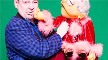 Bauchredner Sören aus Dörverden kommt am 2. Mai mit seiner Handpuppen-Oma nach Sittensen. 